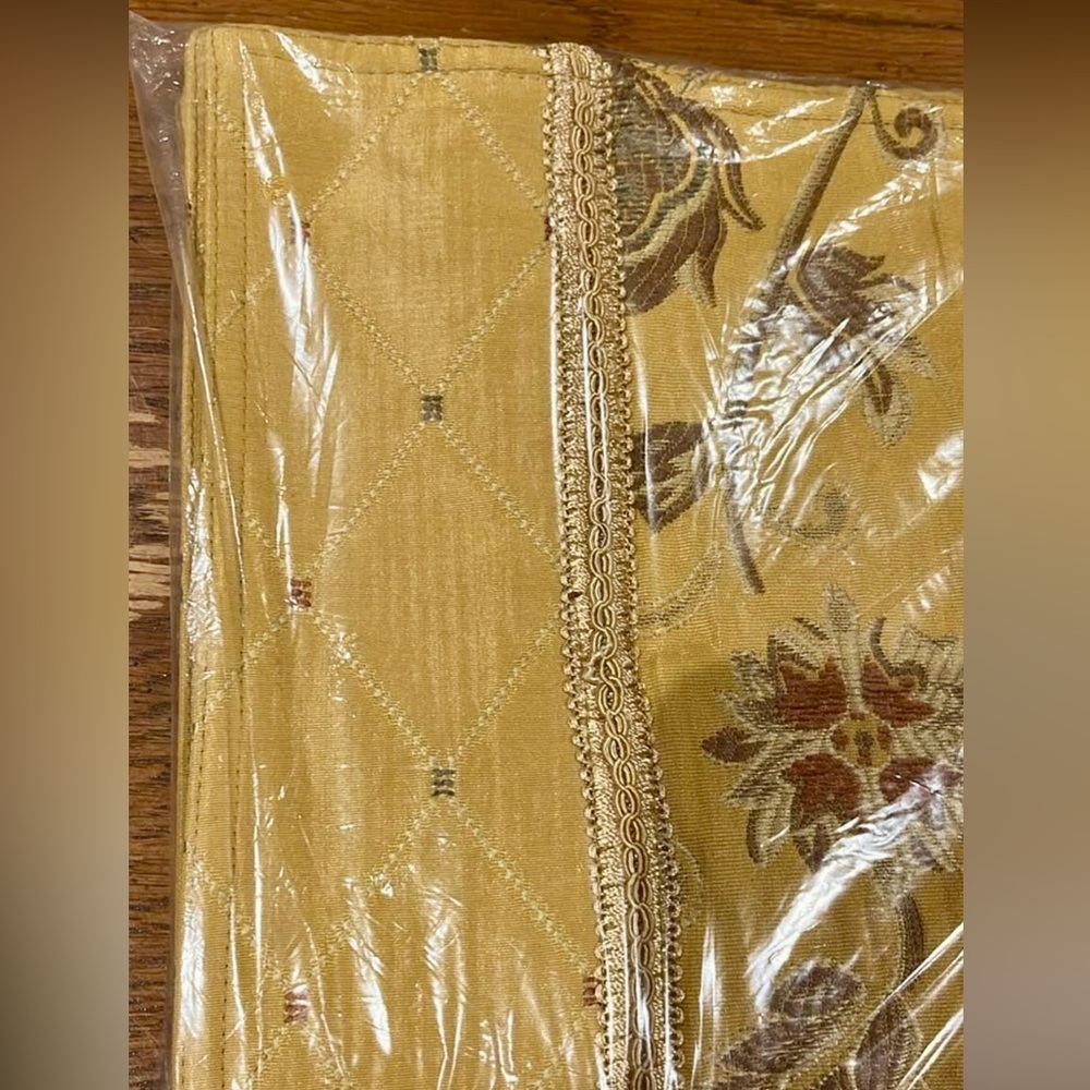 GOLD TAPESTRY PLACEMATS - Picture 3 of 3